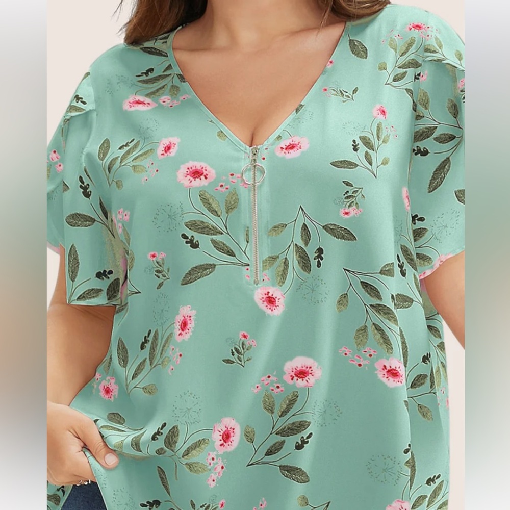 NWT: BloomChic size 10 zippered v neck floral top